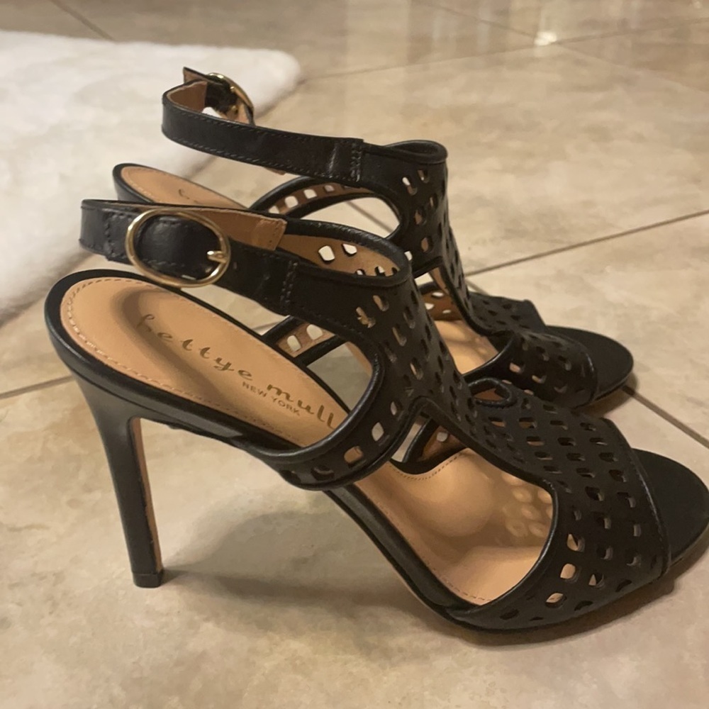 NEW Bettye Muller GENUINE leather open tie  sandles.Black size 7M cut out design